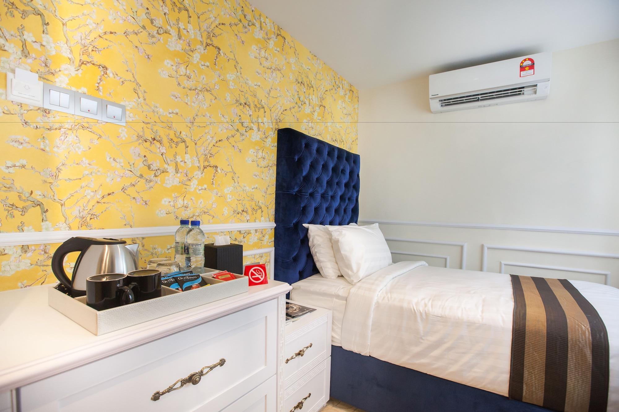 Apple Heritage 4* George Town