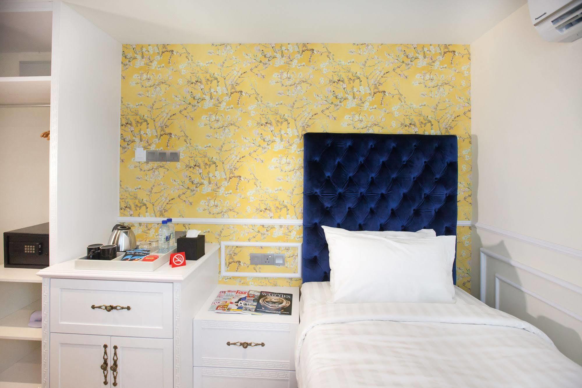Apple Heritage 4* George Town